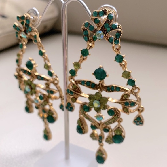 🆕🔥SWAROVSKI XL Green Shiny Crystal Earrings - Picture 2 of 4